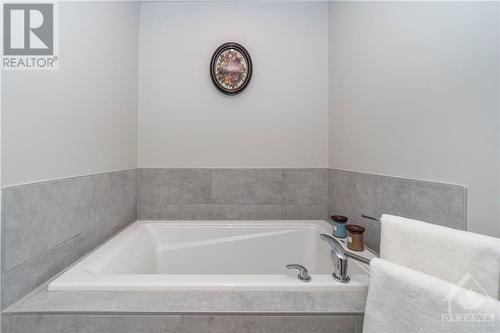 Primary Bedroom En-Suite Soaker Tub - 340 Kilspindie Ridge, Ottawa, ON - Indoor Photo Showing Bathroom
