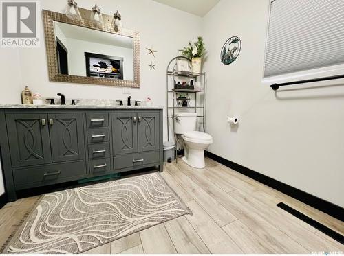 395 4Th Avenue Nw, Swift Current, SK - Indoor Photo Showing Bathroom