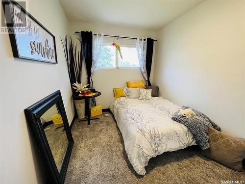 395 4Th Avenue Nw, Swift Current, SK - Indoor Photo Showing Bedroom
