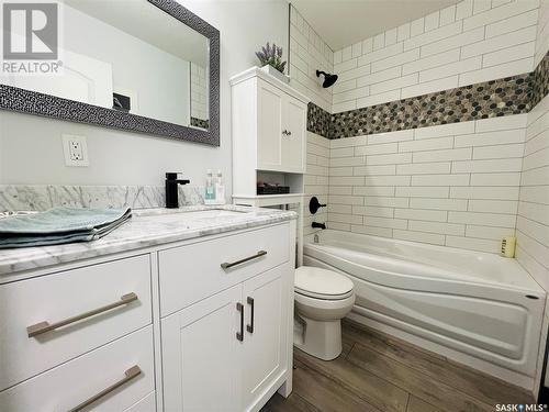 395 4Th Avenue Nw, Swift Current, SK - Indoor Photo Showing Bathroom