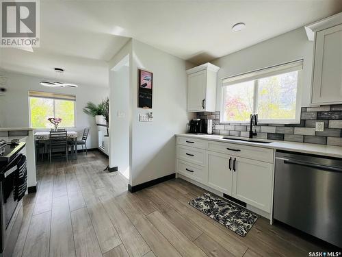 395 4Th Avenue Nw, Swift Current, SK - Indoor Photo Showing Kitchen