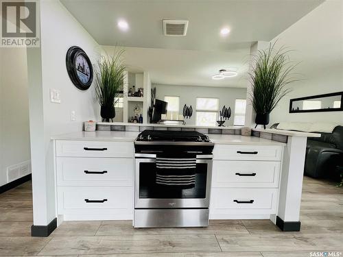 395 4Th Avenue Nw, Swift Current, SK - Indoor Photo Showing Kitchen