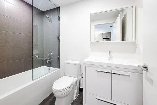 212 King William Street|Unit #1008, Hamilton, ON - Indoor Photo Showing Bathroom