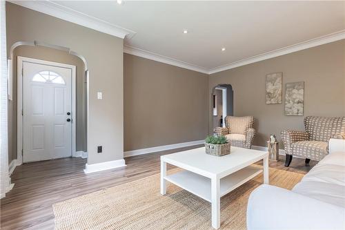 162 Highland Avenue, St. Catharines, ON - Indoor Photo Showing Living Room