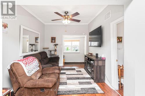 51 Beach Road, Hamilton, ON - Indoor Photo Showing Living Room