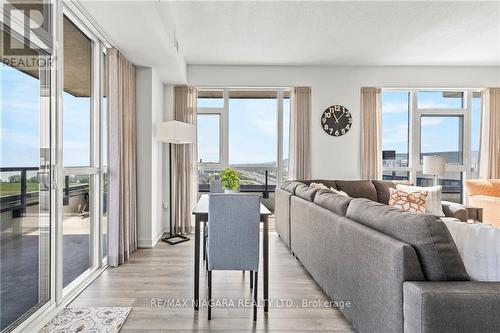 1005 - 550 North Service Road, Grimsby, ON - Indoor Photo Showing Living Room