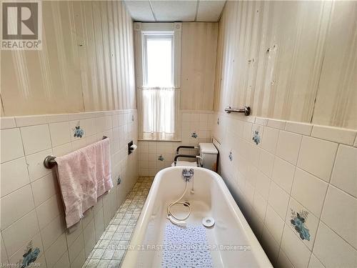 21 Beaconsfield Avenue, London, ON - Indoor Photo Showing Bathroom