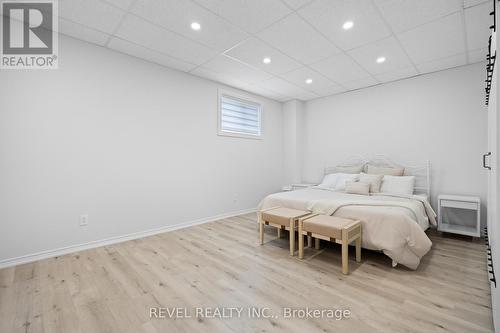 7685 Pender Street, Niagara Falls, ON - Indoor Photo Showing Bedroom