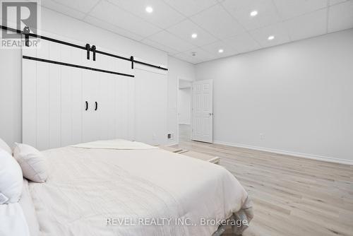 7685 Pender Street, Niagara Falls, ON - Indoor Photo Showing Bedroom