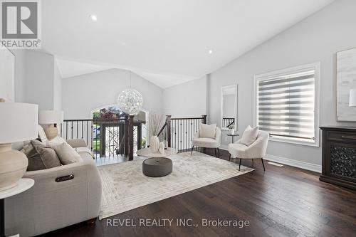 7685 Pender Street, Niagara Falls, ON - Indoor Photo Showing Living Room