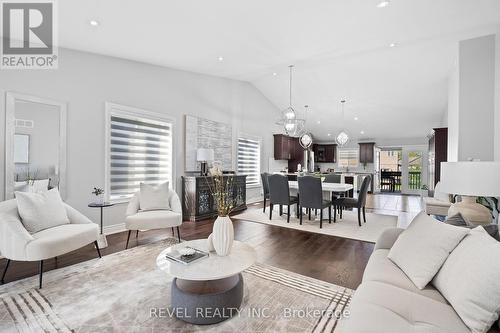 7685 Pender Street, Niagara Falls, ON - Indoor Photo Showing Living Room