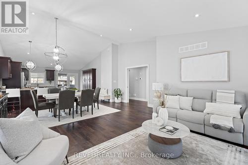 7685 Pender Street, Niagara Falls, ON - Indoor Photo Showing Living Room