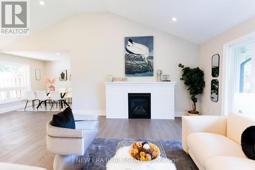 567 Shenandoah Drive, Mississauga, ON - Indoor Photo Showing Living Room With Fireplace