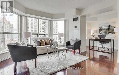1605 - 325 Webb Drive, Mississauga, ON - Indoor Photo Showing Living Room