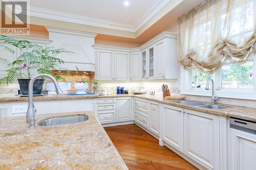 76 Thornridge Drive, Vaughan, ON - Indoor Photo Showing Kitchen With Double Sink With Upgraded Kitchen