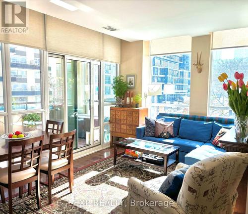 315 - 88 Broadway Avenue, Toronto, ON - Indoor Photo Showing Living Room