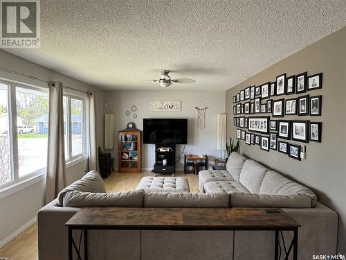 423 East Crescent, La Ronge, SK - Indoor Photo Showing Living Room
