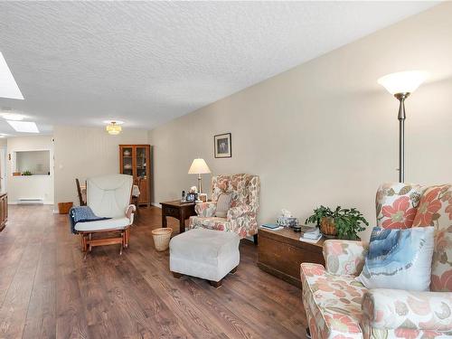 6-650 Yorkshire Dr, Campbell River, BC - Indoor Photo Showing Living Room