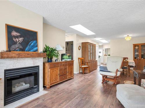 6-650 Yorkshire Dr, Campbell River, BC - Indoor Photo Showing Living Room With Fireplace