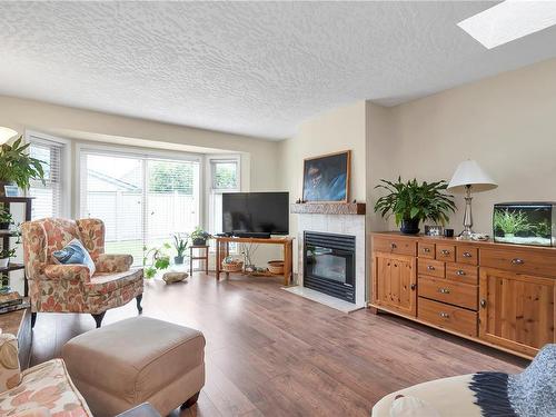 6-650 Yorkshire Dr, Campbell River, BC - Indoor Photo Showing Living Room With Fireplace