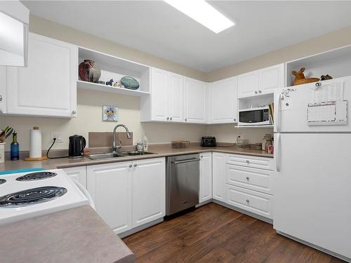 6-650 Yorkshire Dr, Campbell River, BC - Indoor Photo Showing Kitchen With Double Sink