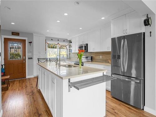 110-1709 Mckenzie Ave, Saanich, BC - Indoor Photo Showing Kitchen With Upgraded Kitchen