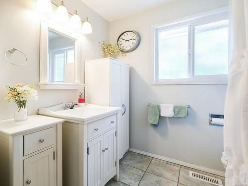 5944 Lakes Rd, Duncan, BC - Indoor Photo Showing Bathroom