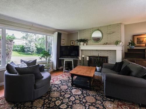 5944 Lakes Rd, Duncan, BC - Indoor Photo Showing Living Room With Fireplace