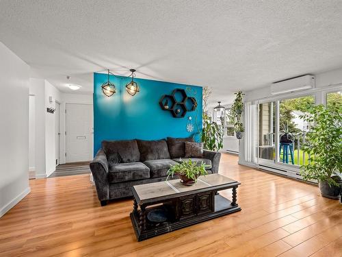 215-205 1St St, Courtenay, BC - Indoor Photo Showing Living Room