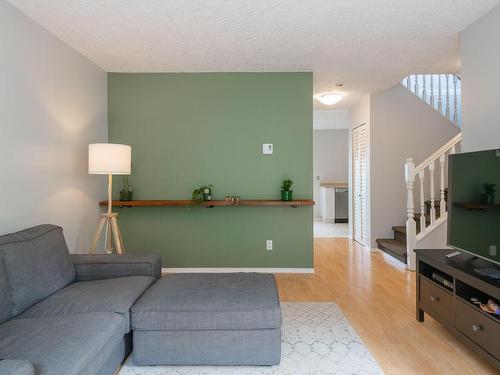 3-1140 Trans Canada Hwy, Ladysmith, BC - Indoor Photo Showing Living Room