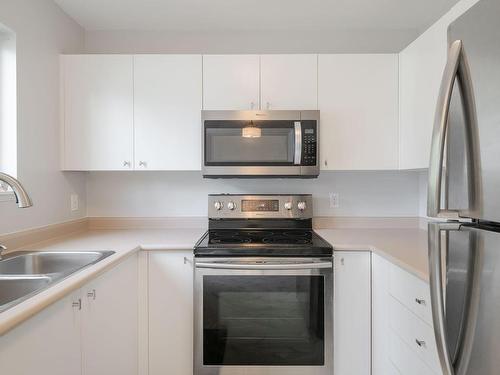 3-1140 Trans Canada Hwy, Ladysmith, BC - Indoor Photo Showing Kitchen With Stainless Steel Kitchen With Double Sink