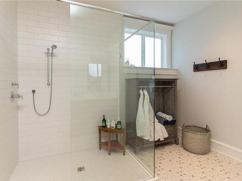 4585 Leyns Rd, Saanich, BC - Indoor Photo Showing Bathroom