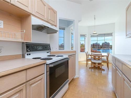 203-65 Songhees Rd, Victoria, BC - Indoor Photo Showing Kitchen