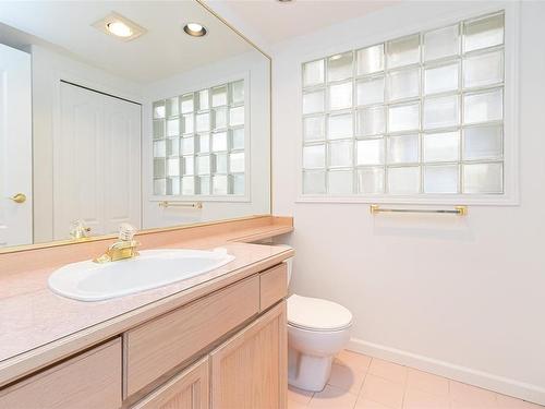 203-65 Songhees Rd, Victoria, BC - Indoor Photo Showing Bathroom