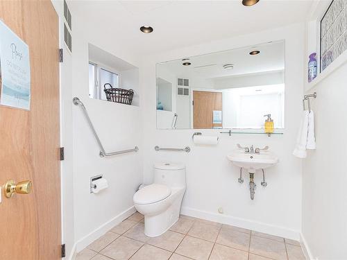 2363 Malaview Ave, Sidney, BC - Indoor Photo Showing Bathroom