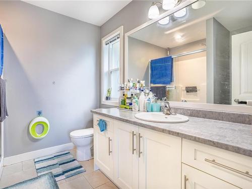 422 Ninth St, Nanaimo, BC - Indoor Photo Showing Bathroom