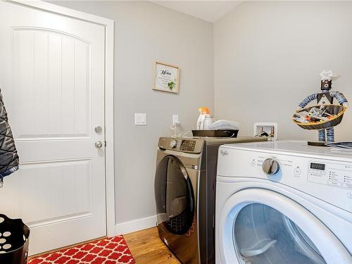 422 Ninth St, Nanaimo, BC - Indoor Photo Showing Laundry Room