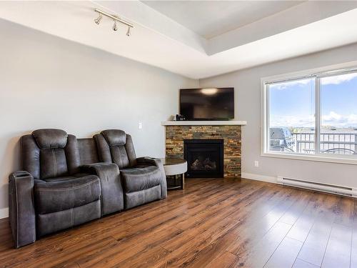 422 Ninth St, Nanaimo, BC - Indoor Photo Showing Living Room With Fireplace