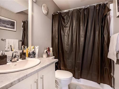 422 Ninth St, Nanaimo, BC - Indoor Photo Showing Bathroom