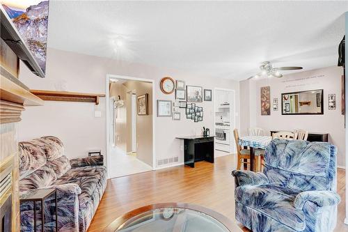 69 Queenslea Drive, Hamilton, ON - Indoor Photo Showing Living Room