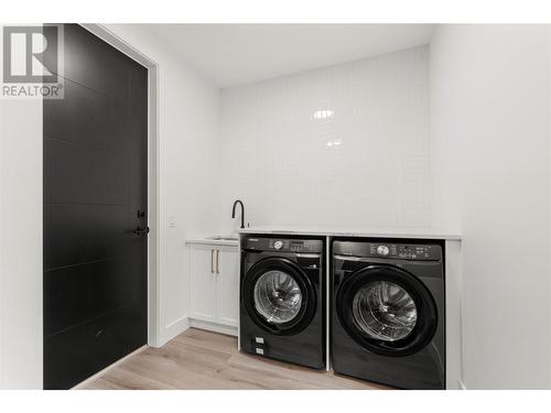 2537 Pinnacle Ridge Drive, West Kelowna, BC - Indoor Photo Showing Laundry Room