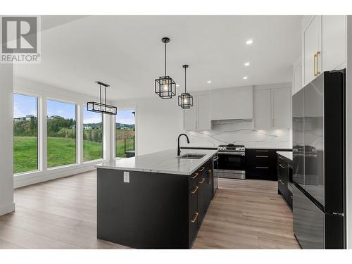 2537 Pinnacle Ridge Drive, West Kelowna, BC - Indoor Photo Showing Kitchen With Upgraded Kitchen