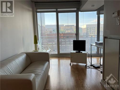 324 Laurier Avenue W Unit#1404, Ottawa, ON - Indoor Photo Showing Living Room