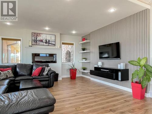 1551 3 Highway E, Osoyoos, BC - Indoor Photo Showing Living Room