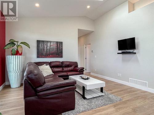 1551 3 Highway E, Osoyoos, BC - Indoor Photo Showing Living Room