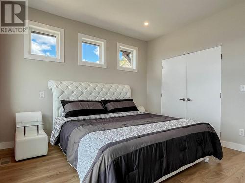 1551 3 Highway E, Osoyoos, BC - Indoor Photo Showing Bedroom