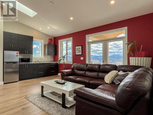 1551 3 Highway E, Osoyoos, BC - Indoor Photo Showing Living Room