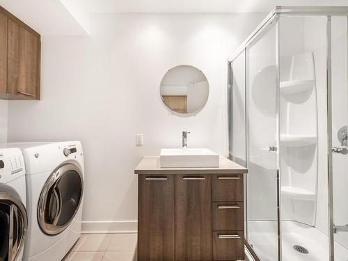 Bathroom - 130 Rue De La Rotonde, Montréal (Verdun/Île-Des-Soeurs), QC - Indoor Photo Showing Laundry Room