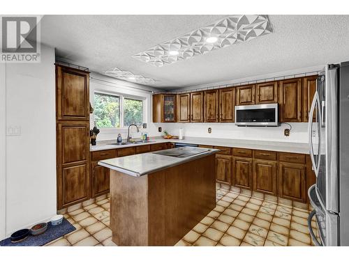 5675 Moriarty Crescent, Prince George, BC - Indoor Photo Showing Kitchen With Double Sink