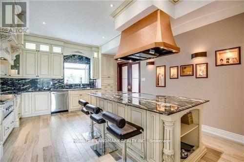 5 Waterford Lane, Whitchurch-Stouffville, ON - Indoor Photo Showing Kitchen With Upgraded Kitchen